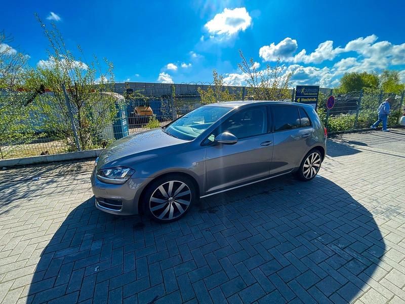 Grau Gebraucht 2015 VW Golf VII Edition Limousine | 12.000 € (Fairer Preis) - Bild 1/4
