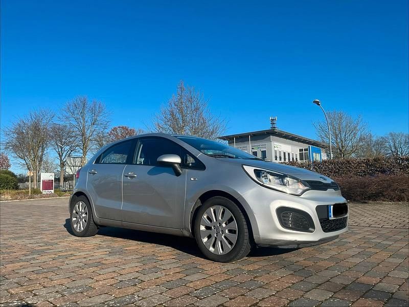 Gebraucht Kia Rio 75 PS (55 kW) 2012 Silber Kleinwagen