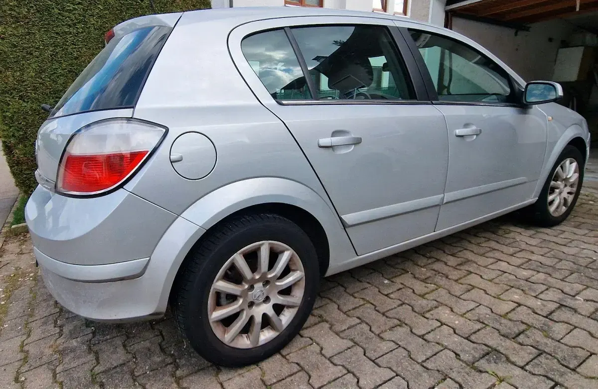 Usata Opel Astra 105 CV (77 kW) 2004 Argento Berlina