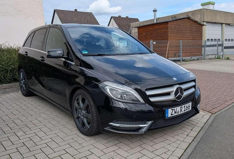 Schwarz Gebraucht 2013 Mercedes B200 Van / Kleinbus | 7.900 € (Fairer Preis) - Bild 1/4