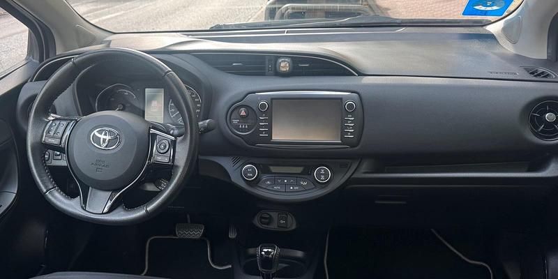 Gebraucht Toyota Yaris Hybrid Style 101 PS (74 kW) 2017 Weiß Kleinwagen