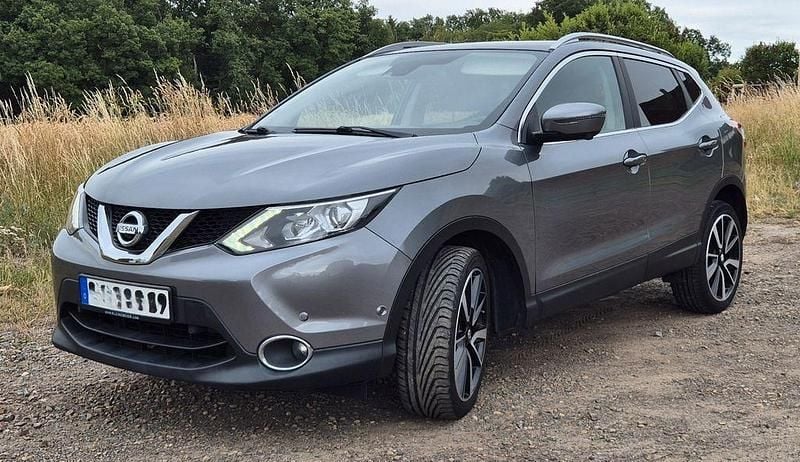 Grau Gebraucht 2015 Nissan Qashqai Tekna SUV | 10.500 € (Guter Preis) - Bild 1/4