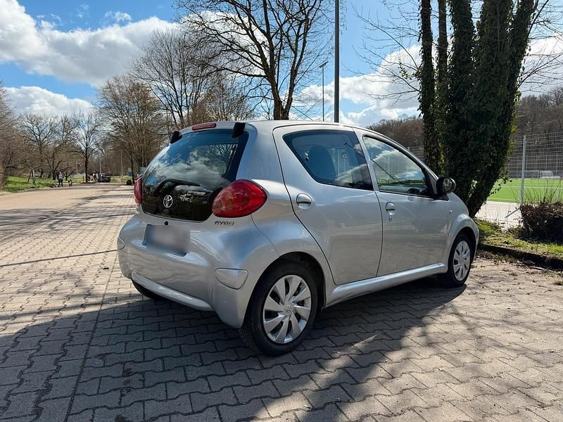 Gebraucht Toyota Aygo 68 PS (50 kW) 2007 Silber Kleinwagen