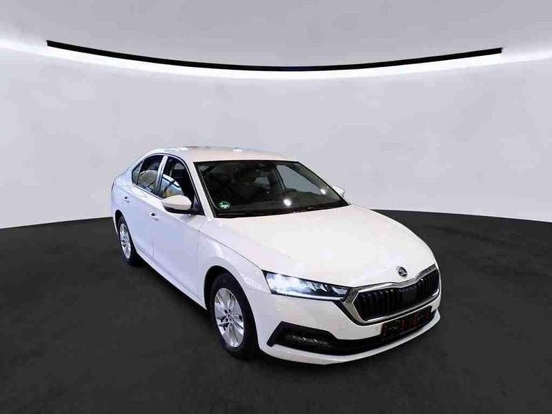 Weiß Gebraucht 2022 Skoda Octavia Limousine | 23.470 € (Guter Preis) - Bild 1/4