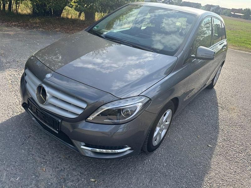 Grau Gebraucht 2013 Mercedes B200 Van / Kleinbus | 13.999 € (Fairer Preis) - Bild 1/4