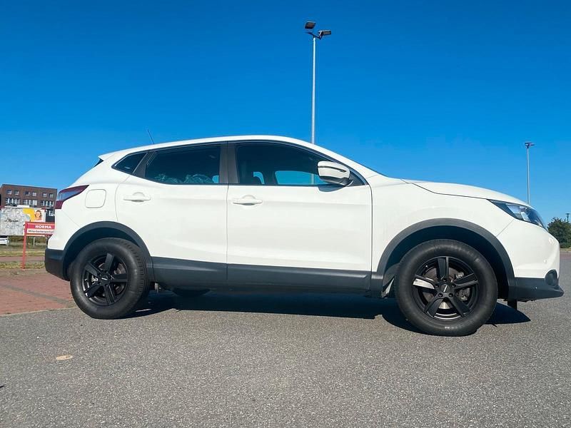 Weiß Gebraucht 2017 Nissan Qashqai SUV | 11.700 € (Guter Preis) - Bild 1/4