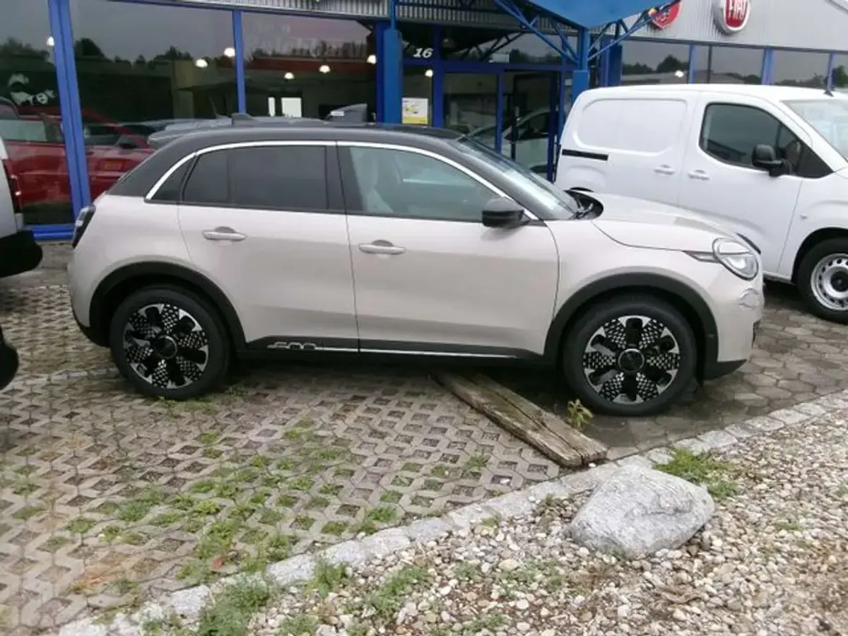 Neu Fiat 600E La Prima 114 kW (156 PS) 2025 Beige SUV