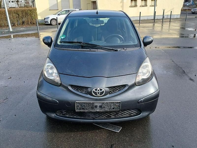 Gebraucht Toyota Aygo 68 PS (50 kW) 2005 Grau Kleinwagen
