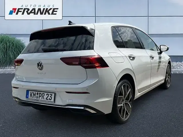 Gebraucht VW Golf VIII Style 150 PS (110 kW) 2025 Weiß Limousine