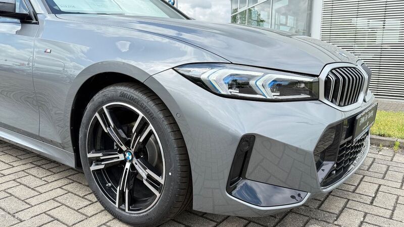 Grau Neu 2025 BMW 318 Comfort Edition Limousine | 48.945 € - Bild 1/4