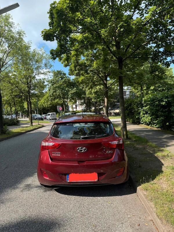 Rot Gebraucht 2016 Hyundai i30 Limousine | 9.900 € (Etwas zu teuer) - Bild 1/4