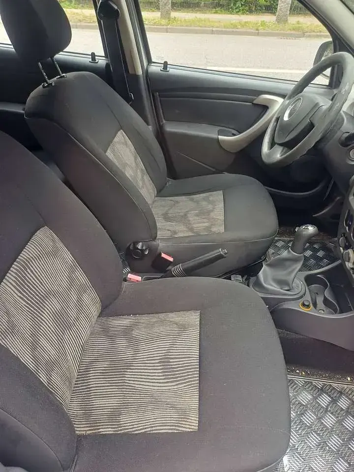 Gebraucht Dacia Sandero 75 PS (55 kW) 2009 Silber Kleinwagen