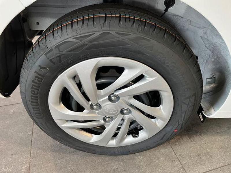 Gebraucht Hyundai i10 Select 67 PS (49 kW) 2024 Atlas white uni Kleinwagen