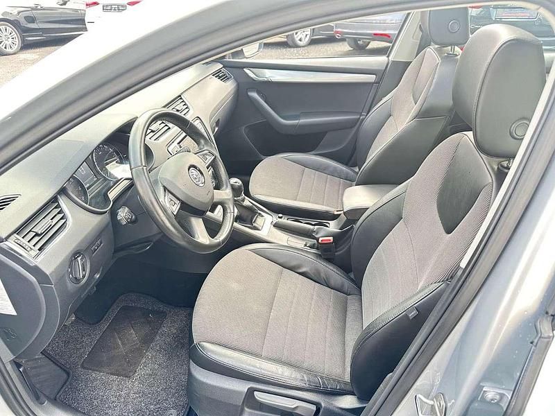 Gebraucht Skoda Octavia Elegance 140 PS (102 kW) 2014 Stribrna brilliant/ brilliants Kleinwagen