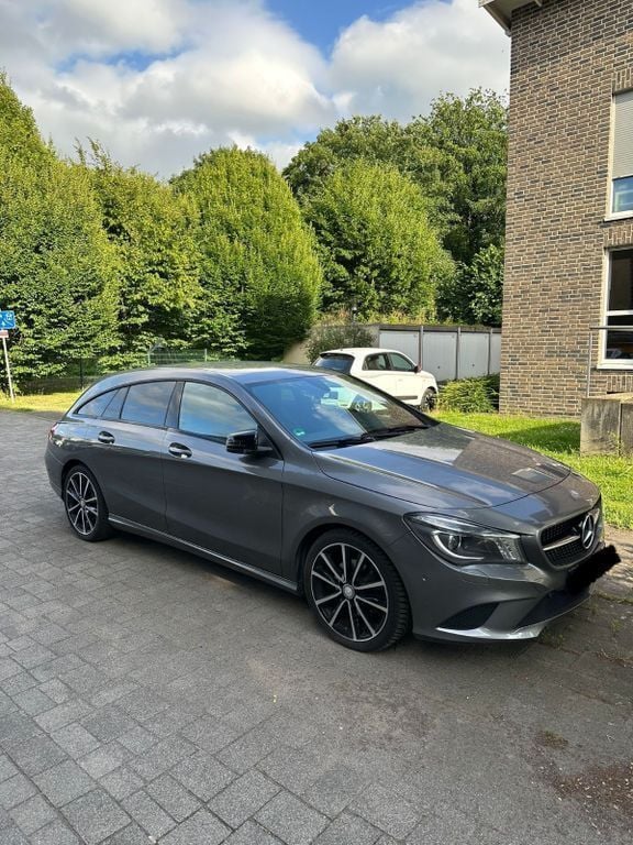 Grau Gebraucht 2015 Mercedes CLA180 Shooting Brake Urban Kombi | 13.500 € (Superpreis) - Bild 1/4