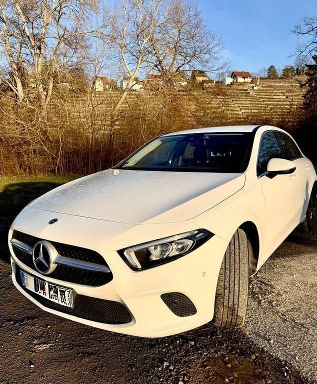 Weiß Gebraucht 2022 Mercedes A250 Limousine | 22.900 € (Superpreis) - Bild 1/4