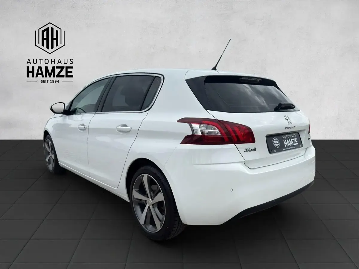 Gebraucht Peugeot 308 Allure 131 PS (96 kW) 2016 Weiß Limousine