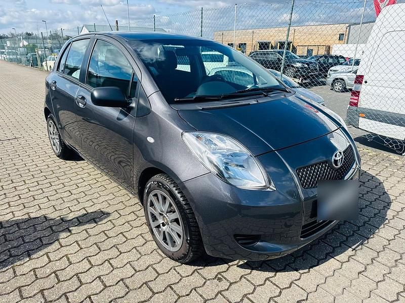 Gebraucht Toyota Yaris 68 PS (50 kW) 2011 Grau Kleinwagen