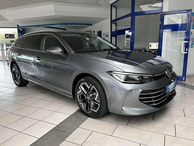 Diabasgrau Neu 2025 VW Passat Elegance Kombi | 47.780 € (Fairer Preis) - Bild 1/4