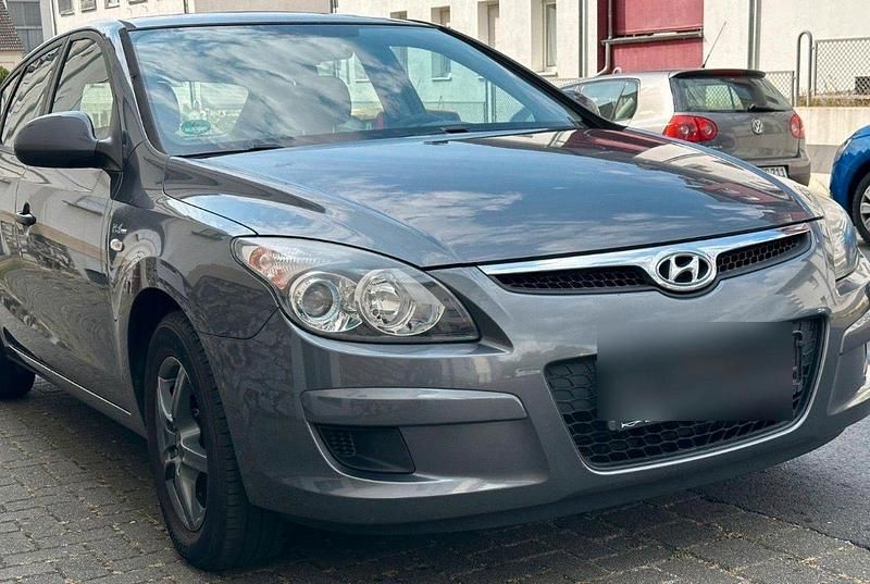 Grau Gebraucht 2009 Hyundai i30 Kleinwagen | 1.989 € (Guter Preis) - Bild 1/4