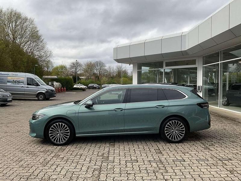 Gebraucht VW Passat Elegance 150 PS (110 kW) 2025 Maripositgrün metallic Kombi