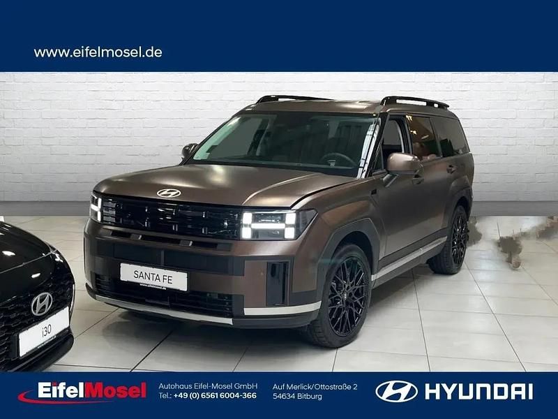 Earthy brass / mat Neu 2024 Hyundai Santa Fe Intro Edition SUV | 51.460 € (Superpreis) - Bild 1/1