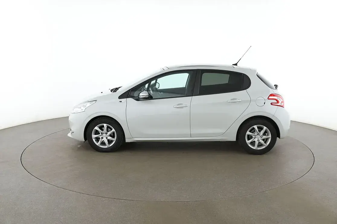 Gebraucht Peugeot 208 Style 100 PS (73 kW) 2015 Weiß Kleinwagen