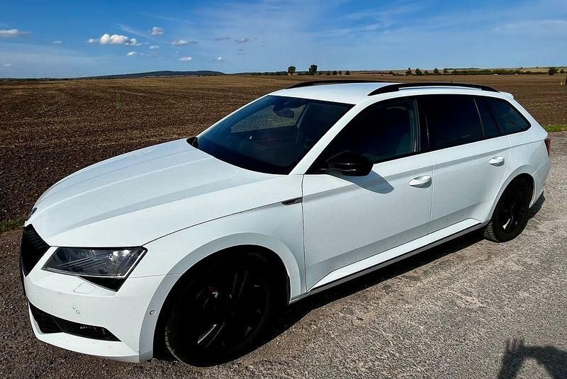 Weiß Gebraucht 2017 Skoda Superb SportLine Kombi | 16.000 € (Superpreis) - Bild 1/4
