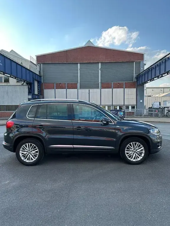 Gebraucht VW Tiguan Sportline 122 PS (89 kW) 2015 Grau SUV