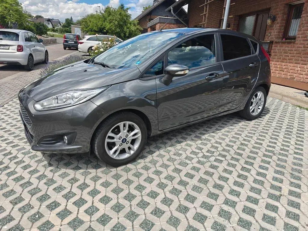 Gebraucht Ford Fiesta SYNC Edition 81 PS (59 kW) 2016 Grau Kleinwagen