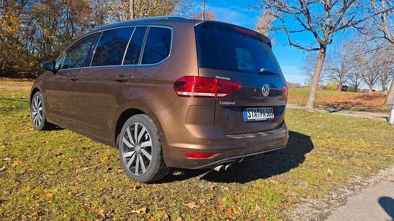 Gebraucht VW Touran Highline 150 PS (110 kW) 2017 Braun Van / Kleinbus