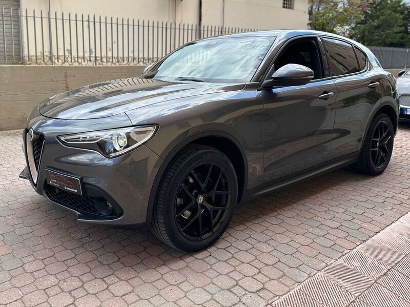 Grau Gebraucht 2017 Alfa Romeo Stelvio Ti SUV | 22.000 € (Guter Preis) - Bild 1/4