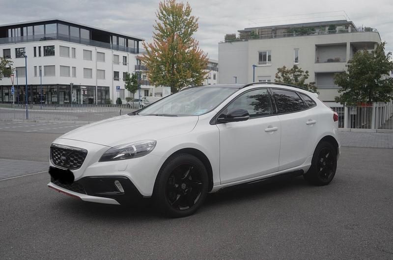 Weiß Gebraucht 2015 Volvo V40 CC Kombi | 12.299 € (Fairer Preis) - Bild 1/4