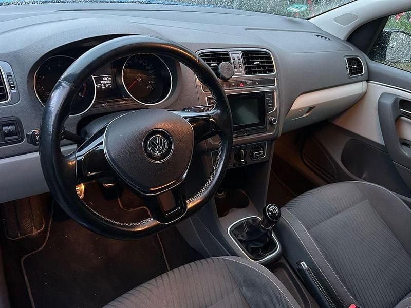 Usado VW Polo 90 HP (66 kW) 2015 Azul Sedan