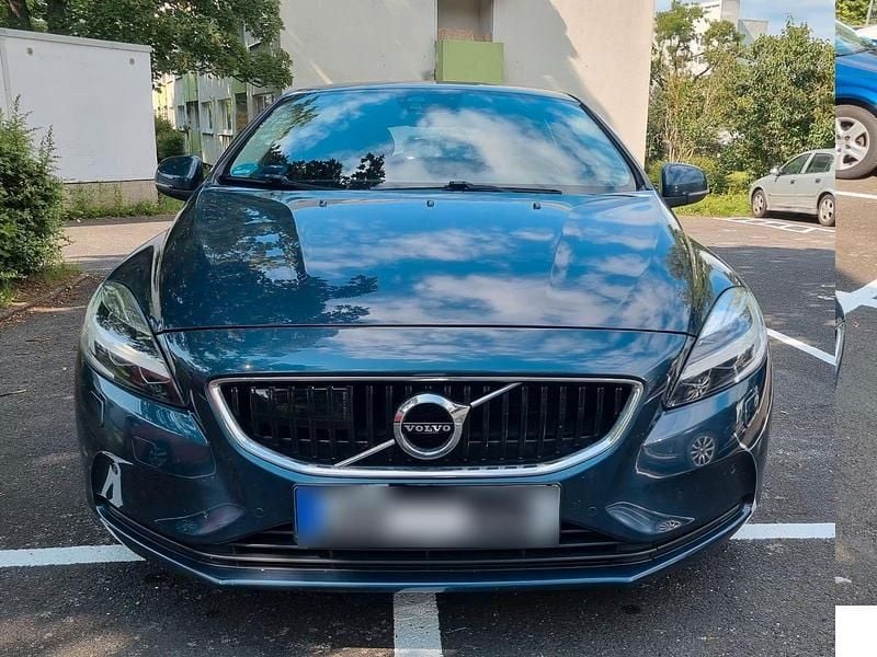 Gebraucht Volvo V40 Momentum 150 PS (110 kW) 2019 Blau Limousine