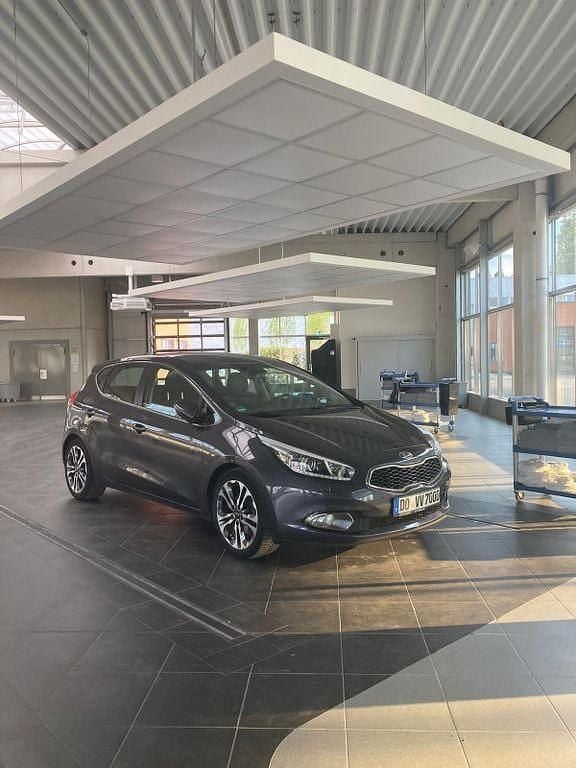 Grau Gebraucht 2013 Kia Ceed Kleinwagen | 6.450 € (Guter Preis) - Bild 1/4