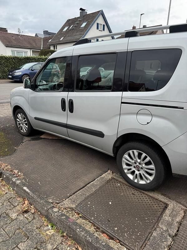 Gebraucht Fiat Doblò 95 PS (69 kW) 2012 Silber Van / Kleinbus