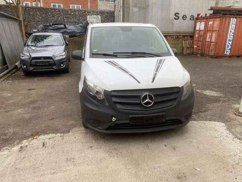 Weiß Gebraucht 2017 Mercedes Vito Van / Kleinbus | 8.999 € - Bild 1/4