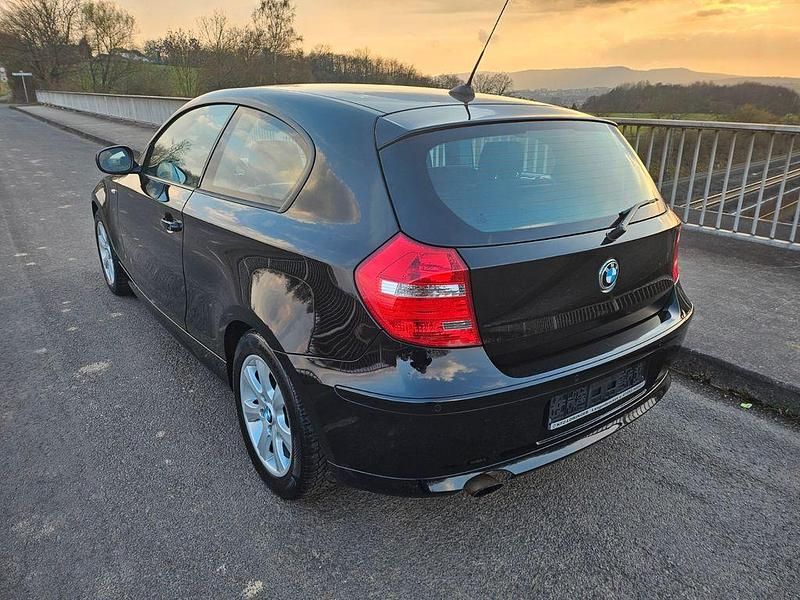 Gebraucht BMW 116 Advantage 122 PS (89 kW) 2011 Schwarz Kleinwagen