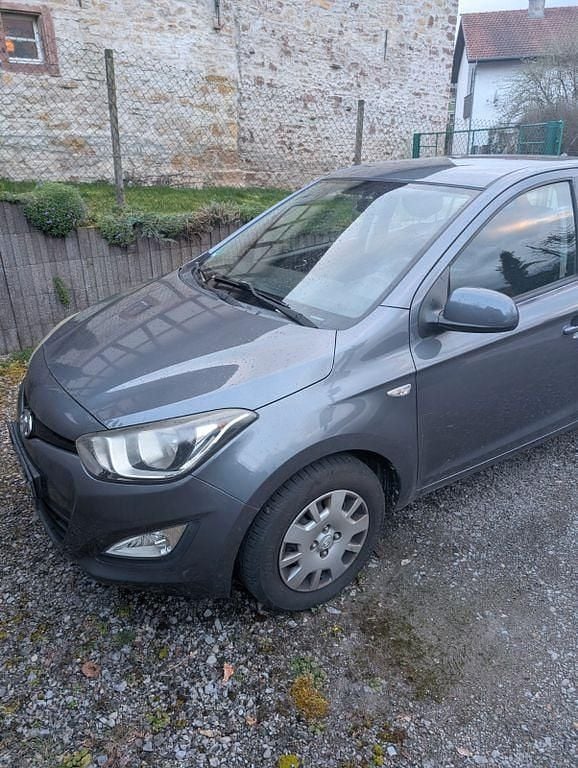 Gebraucht Hyundai i20 86 PS (63 kW) 2014 Grau Kleinwagen