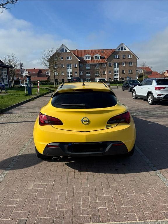 Gebraucht Opel Astra GTC Edition 179 PS (131 kW) 2011 Gelb Limousine