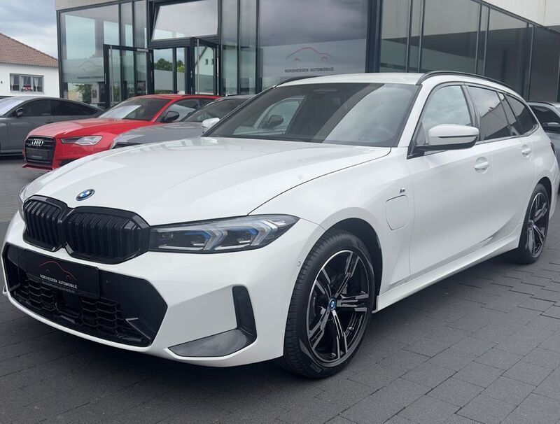 Weiß Gebraucht 2024 BMW 330e M Sport Kombi | 44.780 € (Guter Preis) - Bild 1/4