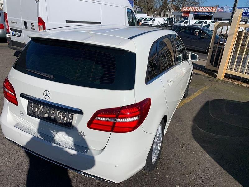 Gebraucht Mercedes B180 122 PS (89 kW) 2016 Weiß Van / Kleinbus