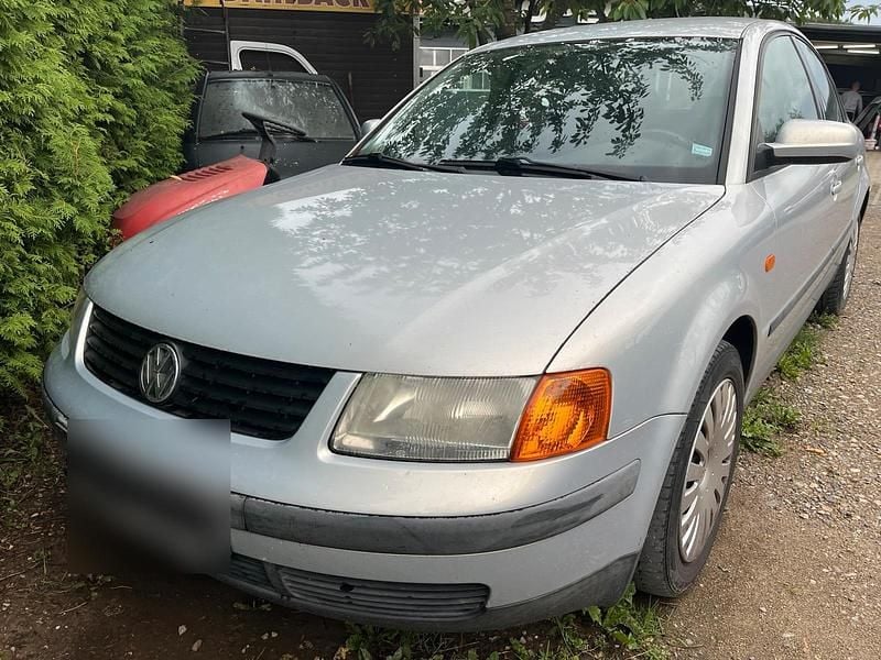 Grau Gebraucht 1997 VW Passat Limousine | 500 € - Bild 1/4