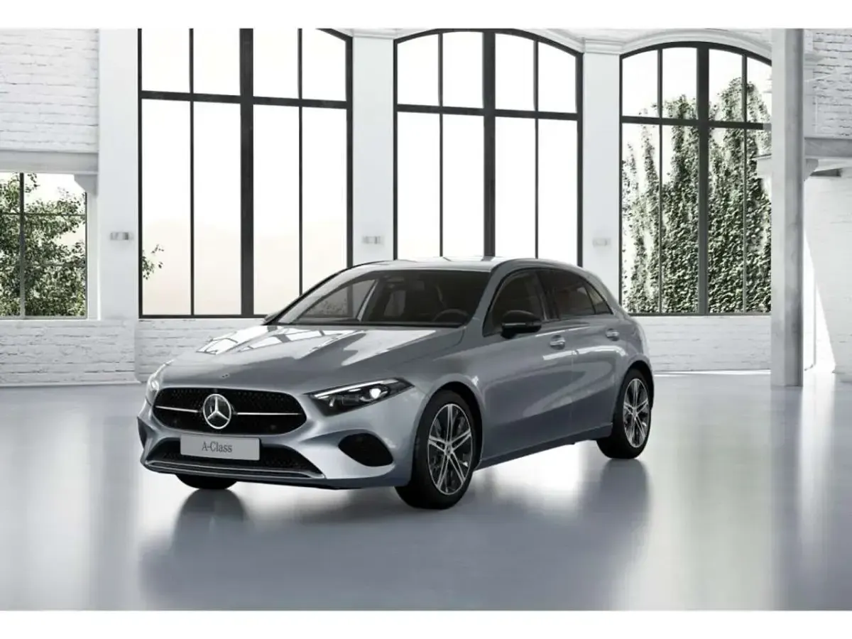 Gebraucht Mercedes A220 Night 190 PS (139 kW) 2024 Metalliclack hightechsilber Limousine