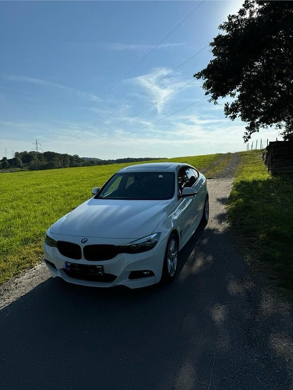 Weiß Gebraucht 2019 BMW 320 Gran Turismo M Sport Limousine | 25.000 € (Fairer Preis) - Bild 1/4