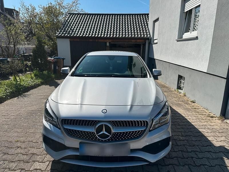 Grau Gebraucht 2017 Mercedes CLA180 Limousine | 17.600 € (Guter Preis) - Bild 1/4