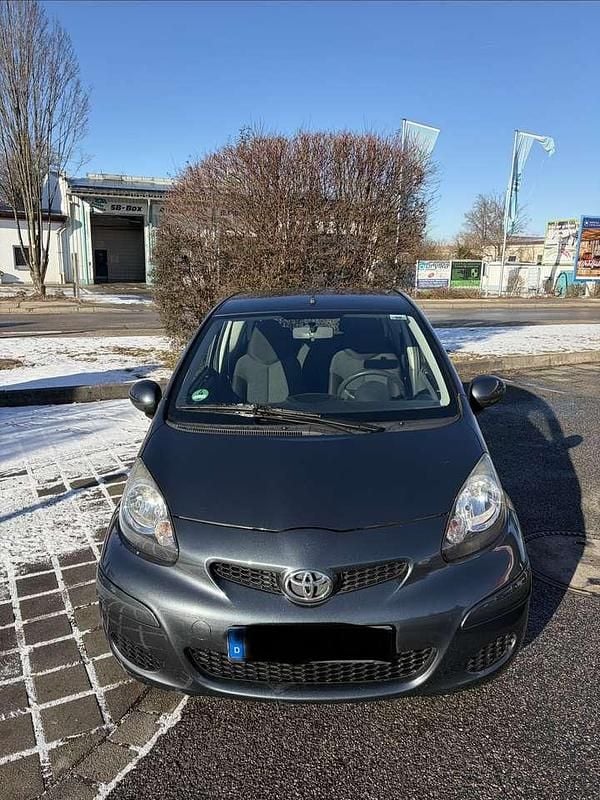 Grau Gebraucht 2010 Toyota Aygo Cool Kleinwagen | 2.000 € (Superpreis) - Bild 1/4