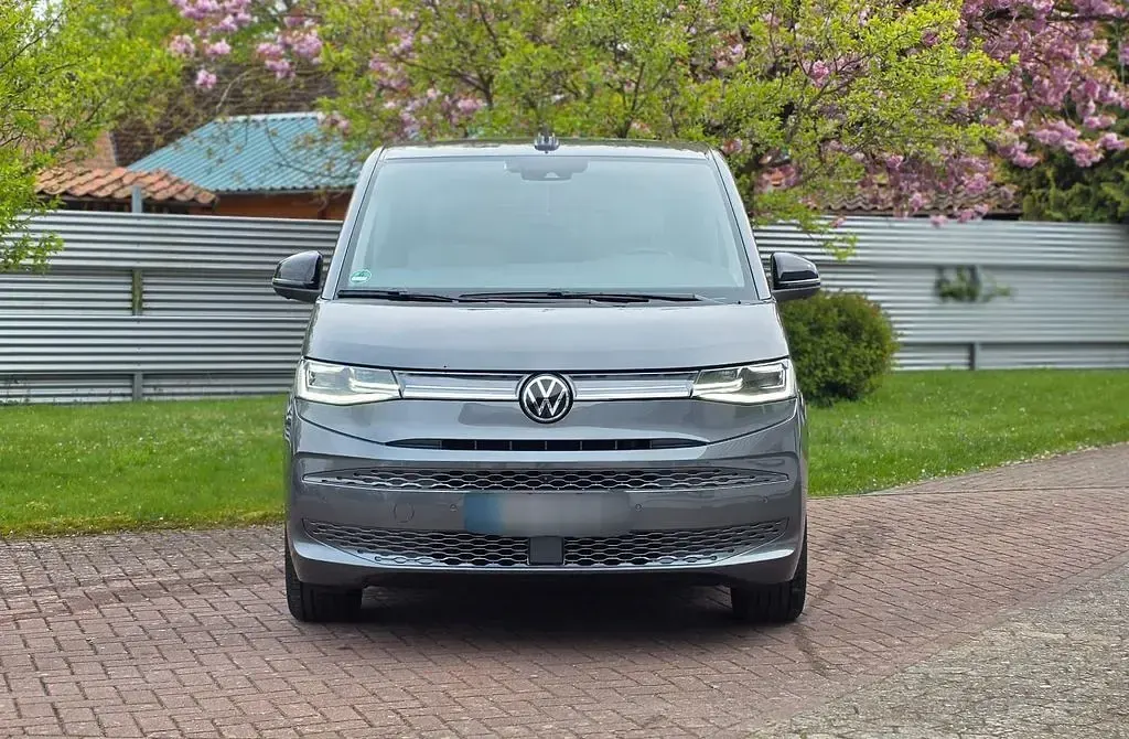 Gebraucht VW Multivan Style 150 PS (110 kW) 2024 Grau Van / Kleinbus