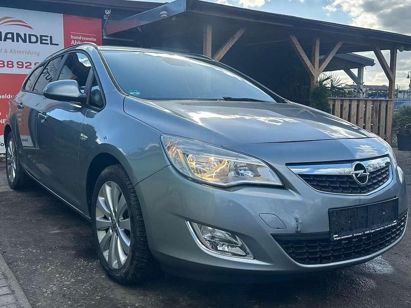 Gebraucht Opel Astra Edition 116 PS (85 kW) 2011 Silbersee/perl silber (m2) Kombi